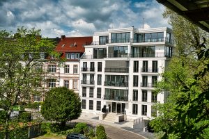 Stambena zgrada u Nemačkoj, Hanau opremljena Joilart metalnom galanterijom: unutrašnji gelenderi, spoljašnji gelenderi, terasne ograde, ograde na francuskim balkonima, nadstrešnice u kombinaciji čelika i stakla